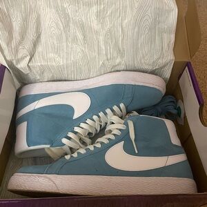 Nike SB Zoom Blazer Mid in Purple and White